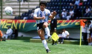 欧博ABG官网-阿媒：马拉多纳16岁已经首次穿国家队10号，马斯坦托诺并未破纪录